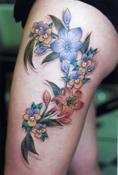 Tatuaje de flores en la pierna
