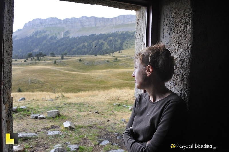 valérie blachier regarde la pluie depuis le refuge photo Pascal Blachier