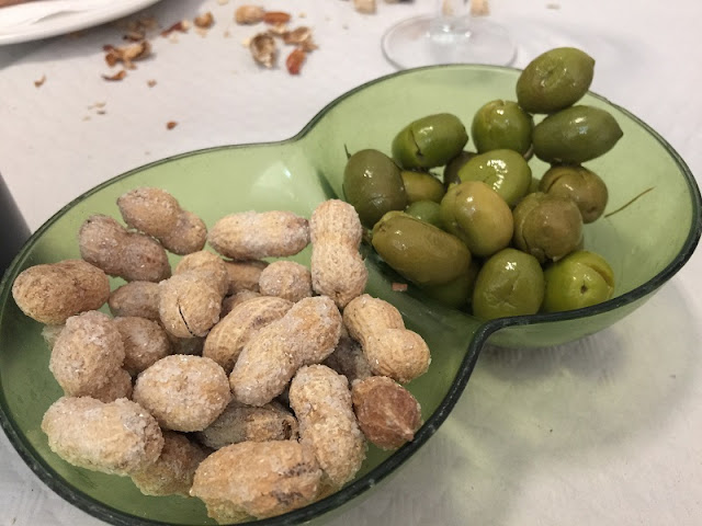 Plato con cacaos y olivas Plato con cacaos y olivas