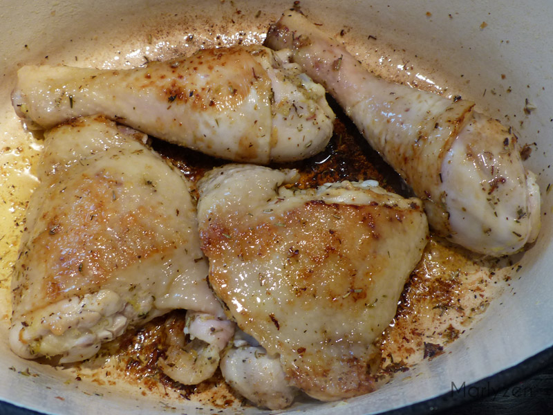Dorez le poulet dans une cocotte allant au four.