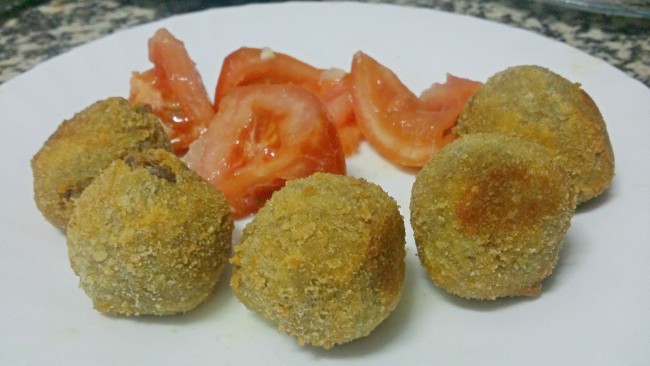 Albóndigas de carne con sabor de curry acompañadas de tomate