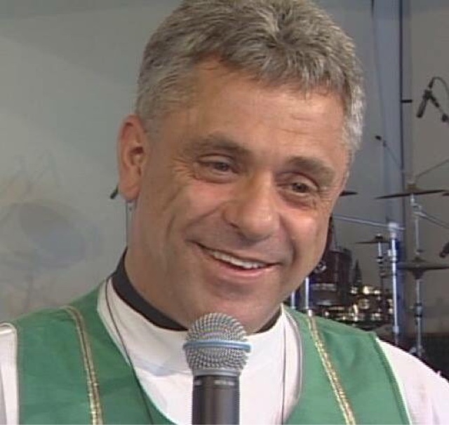 Padre Léo padre Léo pregando com microfone