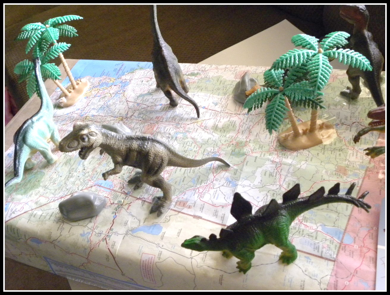 DoolittleDesign DIY little boy Dinosaur themed gift wrap