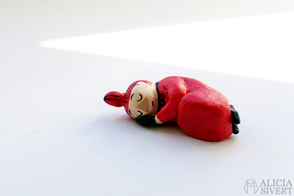 Miniature Little My model by Alicia Sivertsson, 2016. Lilla My i muminmammans syskrin, miniatyr. aliciasivert alicia sivert alicia sivertsson mumin mumindalen mumintroll mumintrollet moomin sy miniature sewing kit lera lufttorkande miniatyr sykit sax stickning trådrulle tråd garn garnnystan nystan knitting knit sticka med tandpetare toothpicks toothpick knitting monthly makers 2016 mars miniatyr kreativitet skapande creativity kreativ create skapa muminhus tove jansson fan art fanart air drying clay