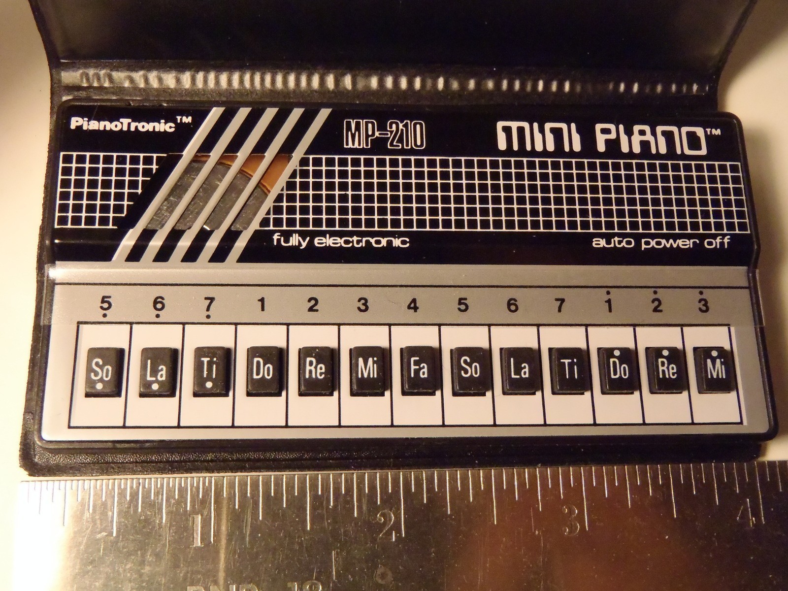 MATRIXSYNTH: 80's Vintage Pocket Mini Piano - PianoTronic MP-210