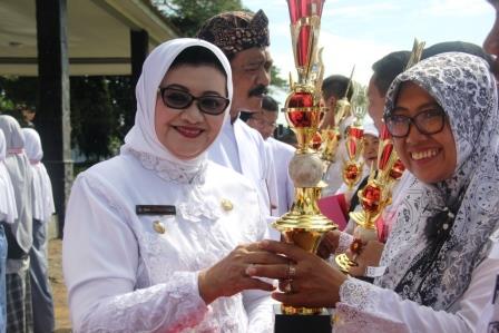 Hardiknas: 13 Guru Dapat Penghargaan Dari Pemkab Subang Hardiknas: 13 Guru Dapat Penghargaan Dari Pemkab Subang