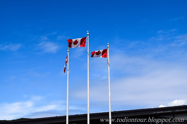 3 kanadische Flaggen am Canada Place in Vancouver