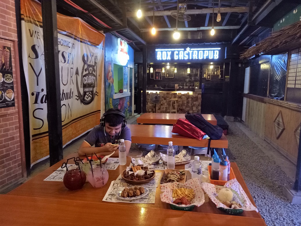 Restaurant Food Park: a restaurant in a park or a park in a restaurant Restaurant Food Park: a restaurant in a park or a park in a restaurant