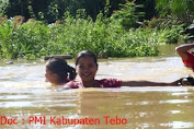 Terendam Banjir, Akses Penghubung 2 Desa di Tebo Putus Total 
