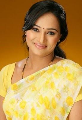 Seducing Tamil Aunty in Saree - Hot Indian Aunties