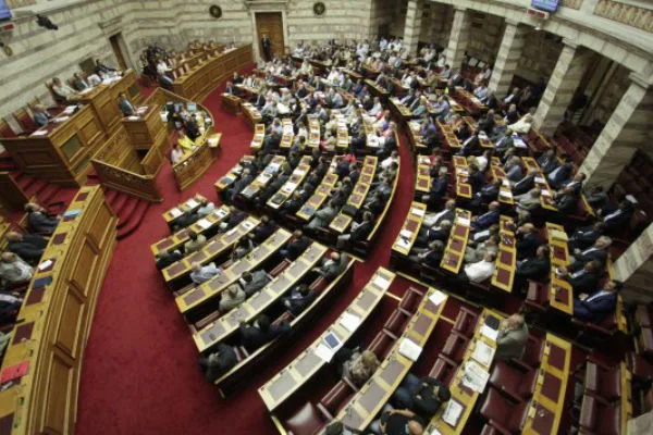 Βουλή: Υπερψηφίστηκε το Μνημόνιο με 222 υπέρ και 64 κατά - «ΝΑΙ» σε όλα ψήφισαν Αποστόλου, Ακριώτης, Μαυραγάνης και Κεδίκογλου