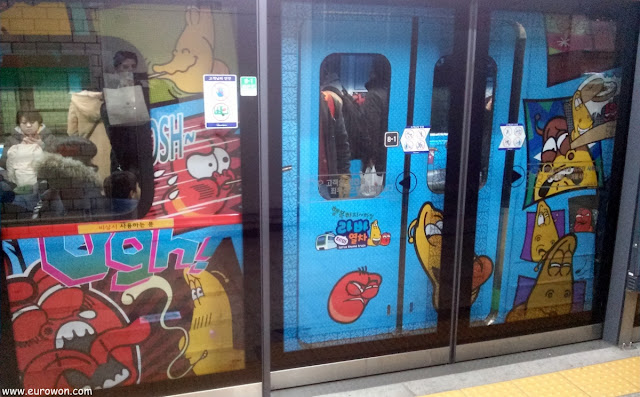 Metro decorado con los personajes de la serie de animación Larva