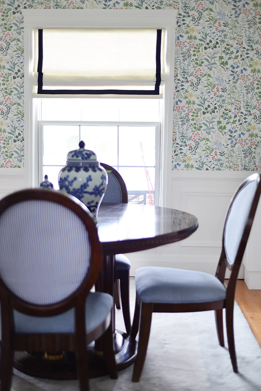 traditional dining room, oval back chairs, ribbon trim roman blind, moulding, wainscotting