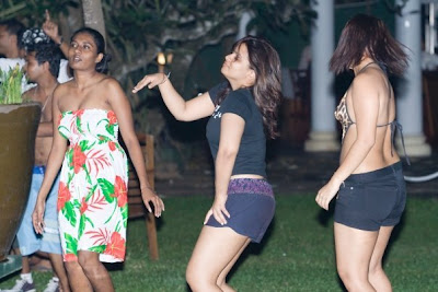 Srilankan Girls In Pool Party