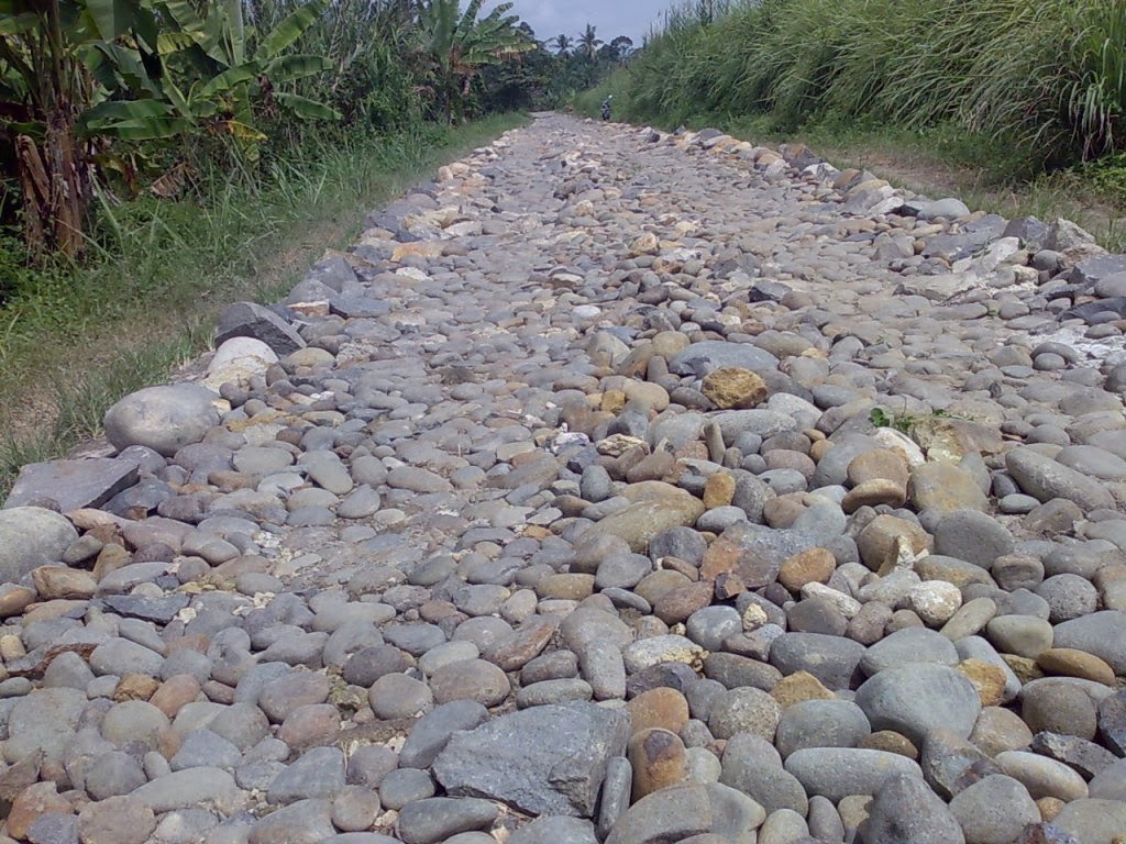Asahan Pos Baru : Batu Koral untuk Pengerasan Jalan Sulitkan Pengendera