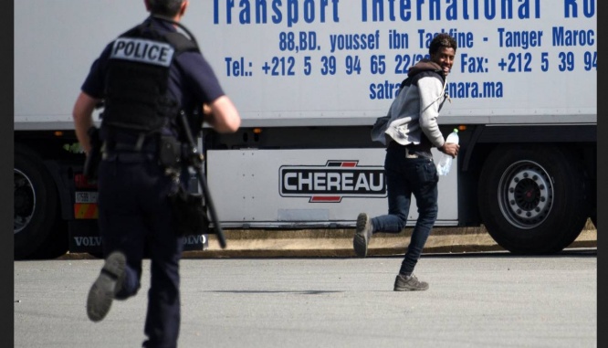 Calais: La Police Accusée Injustement D'asperger De Gaz Des Migrants Parfois Endormis