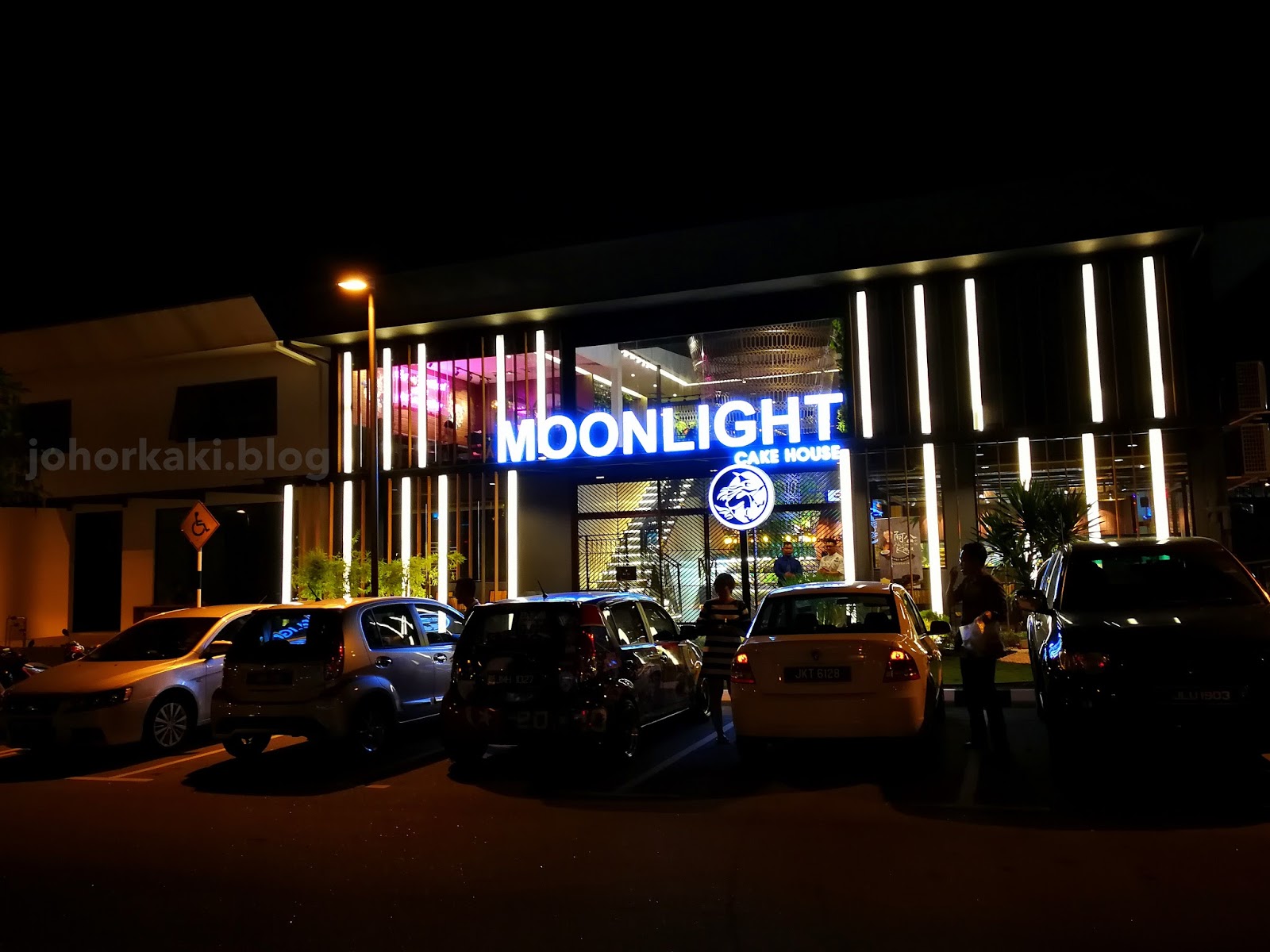 Moonlight Cake House's Seri Alam outlet. Prettiest Cafe in Johor now