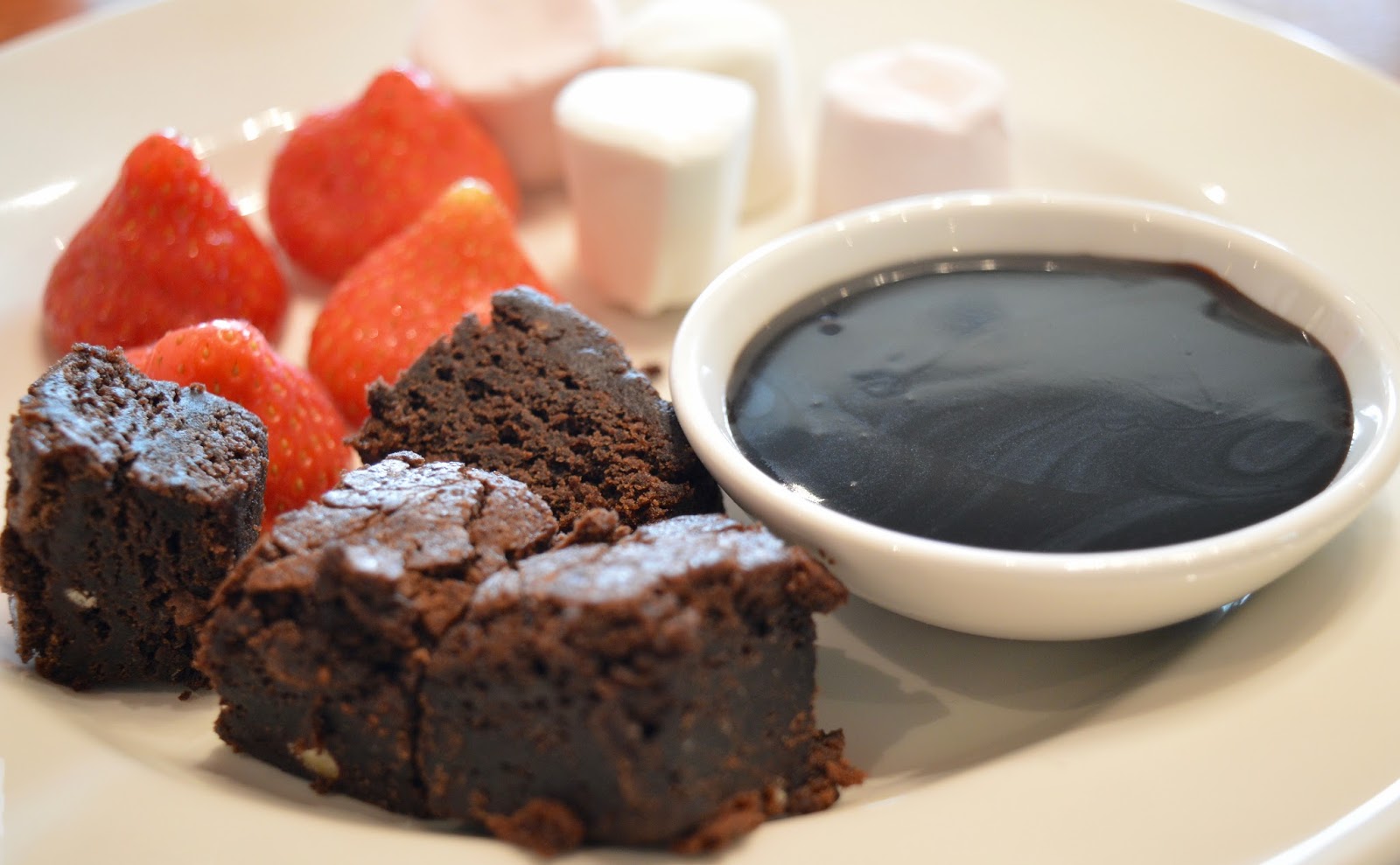 Derwent Crossing Brewers Fayre near intu Metrocentre | Play Area & Children's Menu Review - kids chocolate brownies, strawberries, marshmallows and chocolate dipping sauce