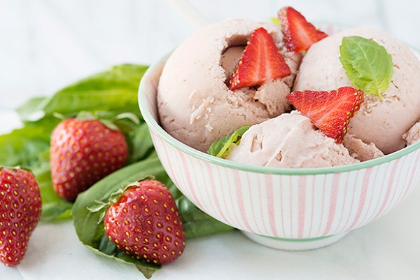 بالصور طريقة عمل آيس كريم الفراولة بالنعناع