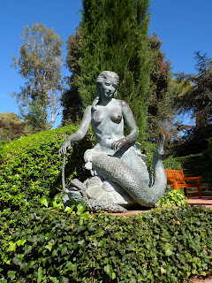 Sugestiva escultura de bronce Escultura sugestiva de bronce en los jardines de Santa Clotilde en Lloret de Mar