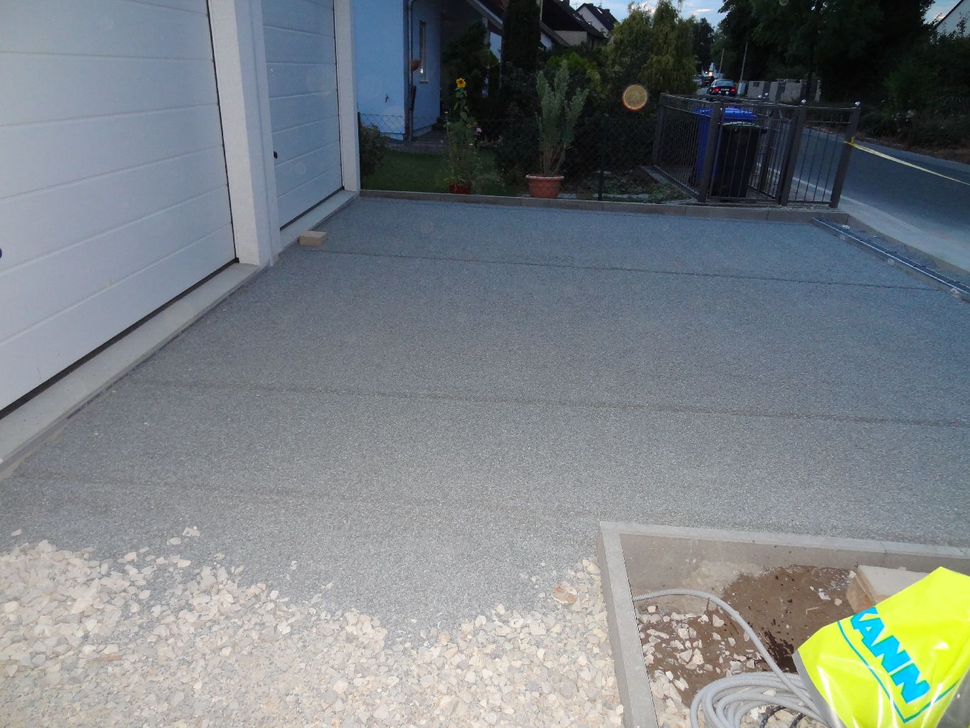 ...unser Haus entsteht: Garten: Treppe und Garageneinfahrt