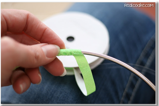 What an adorable American Girl Doll craft! It looks easy to make this DIY gymnastic hoop for our dolls. 