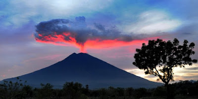 Gunung di Indonesia yang Pernah Meletus Dasyat gunung agung