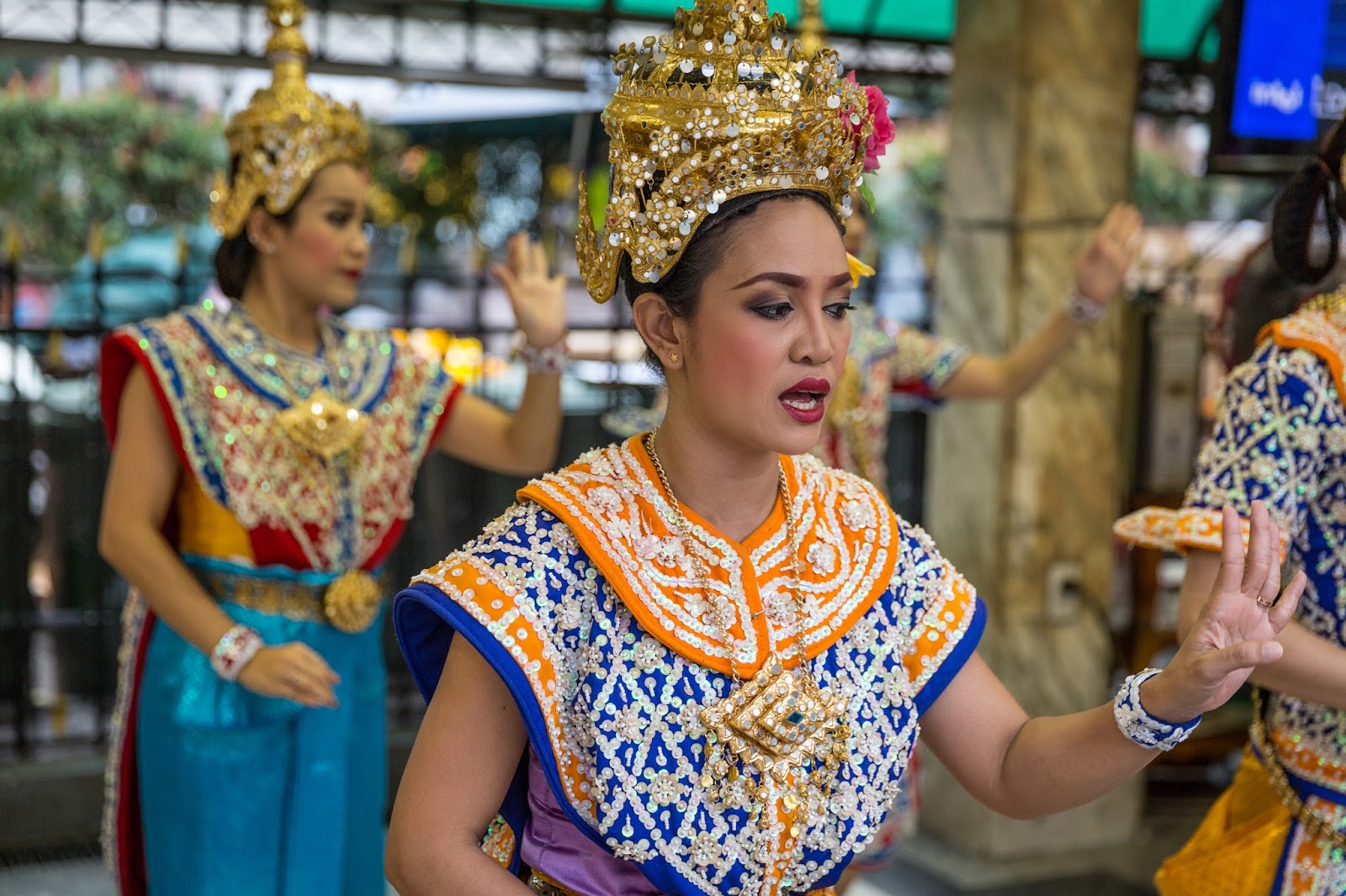 Бангкок камбоджа. Тайланд люди. Балийская девушка в традиционном костюме. Индонезия балийцы. Балийцы фото женщины.