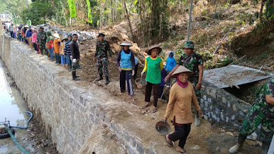 BERAT SAMA DIPIKUL RINGAN SAMA DIJINJING DALAM TMMD REG KE 103 KODIM 0725/SRAGEN