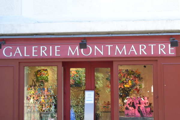 Art et glam La place du Calvaire, Paris 18e, le Montmartre authentique