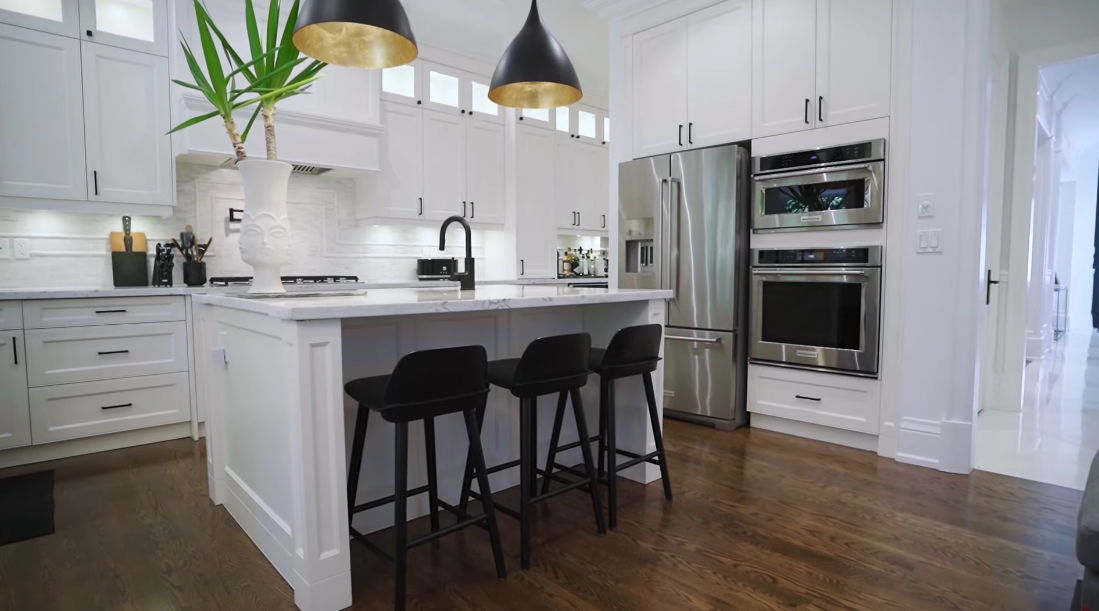 Tour 100 Snowdon Ave, Toronto vs. 43 Interior Design Photos