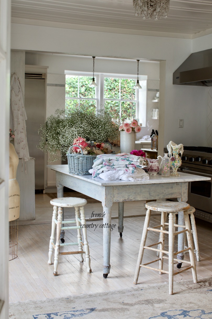Behind The Scenes Photo Shoot At Rachel Ashwell S House French Painted Furniture Squishy Sofa S And Delicious Flower Covered Beds Were Just As You See In Her Books I Was Instantly Inspired Seeing Home But