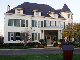 El Number One Observatory Circle, la residencia del vicepresidente; y en primer término, el ex-vicepresidente Al Gore