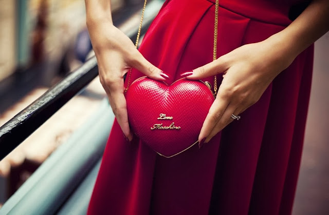 heart shape clutch bag, red mini bag, red beg with gold details, клатч в форме сердца