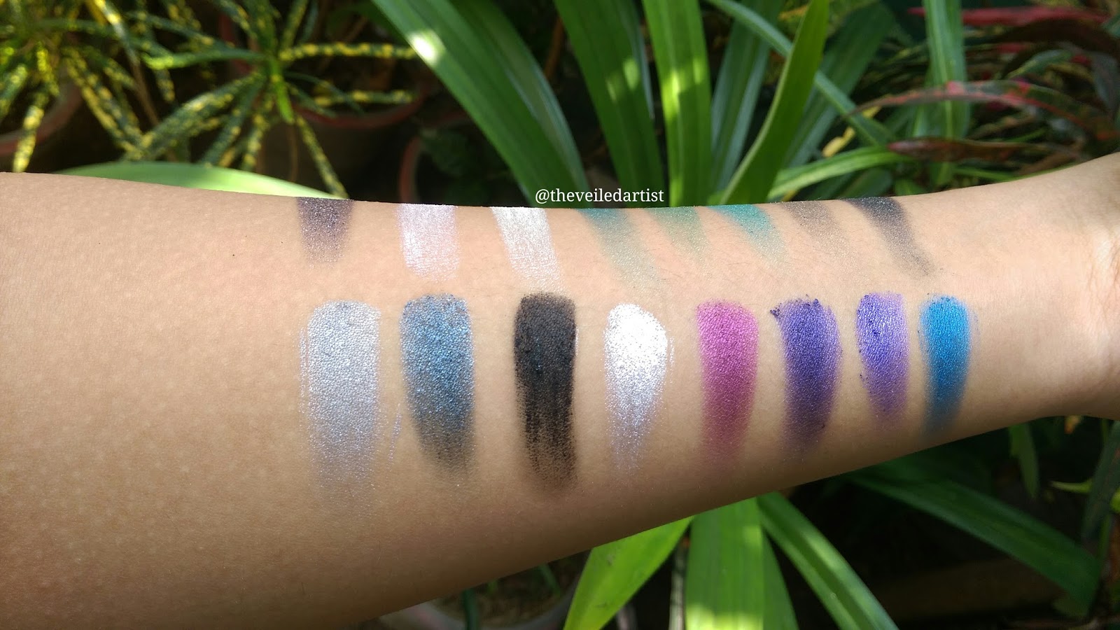 LA Colors 16 Color Eyeshadow Palettes in Smokin' and Haute review and