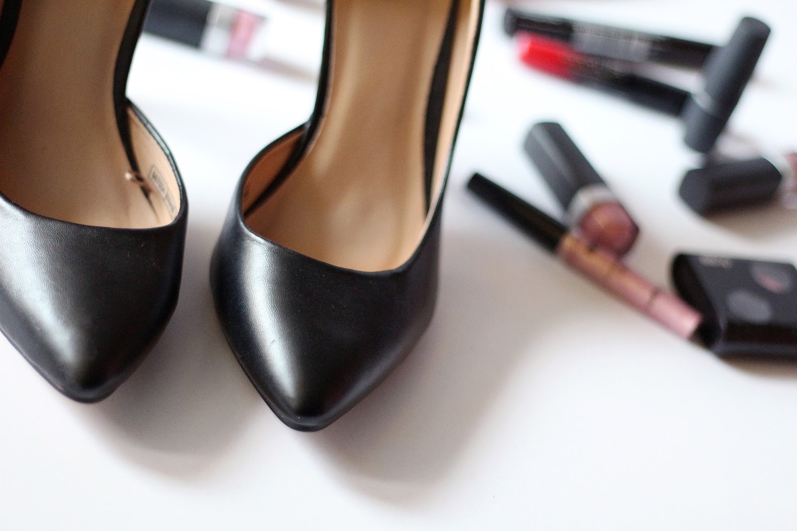 fashion style glamour vogue shoes scarpe decolleté nera black stiletto heels tacco make up rossetti lipstick 