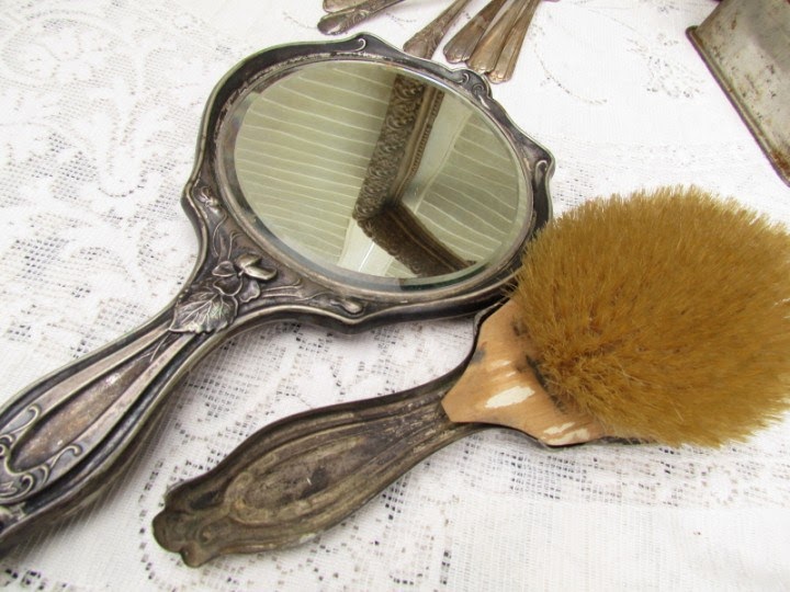 My Salvaged Treasures Vintage Hair Brush Makeover