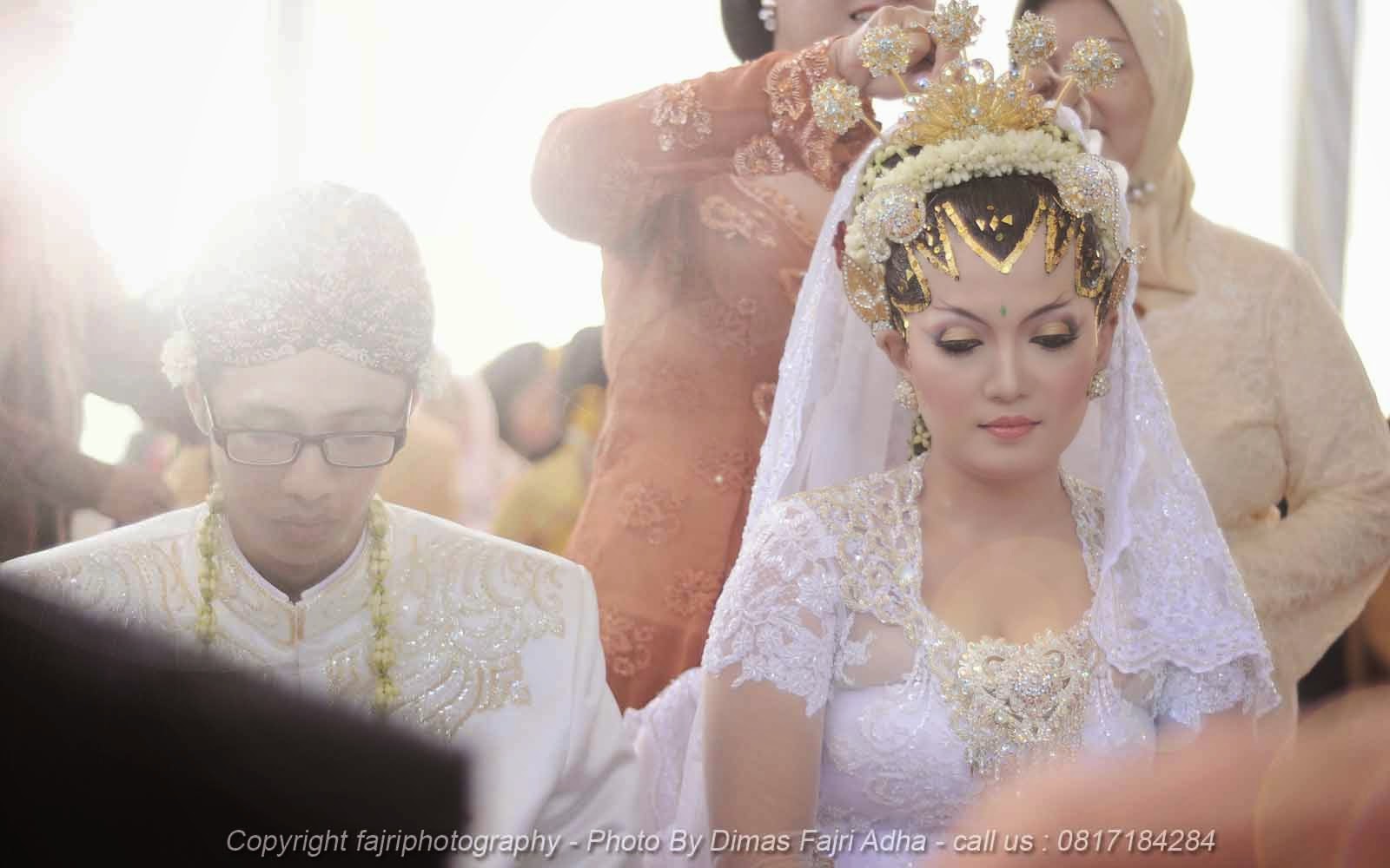 foto pengantin adat jawa timur kombinasi warna cerah
