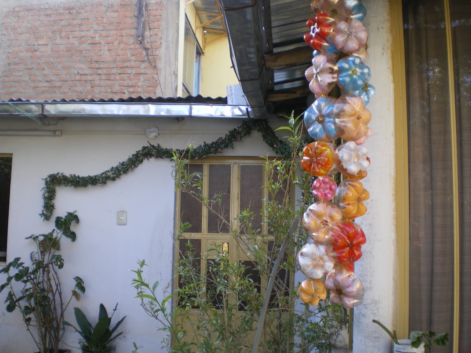 Arte Manual: Tutoriak Decorando nuestro jardín con botellas de plastico