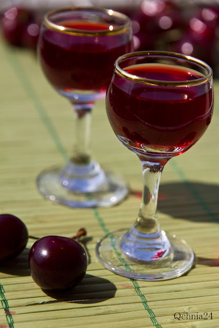 alkohol w kieliszku nalewka z wiśni