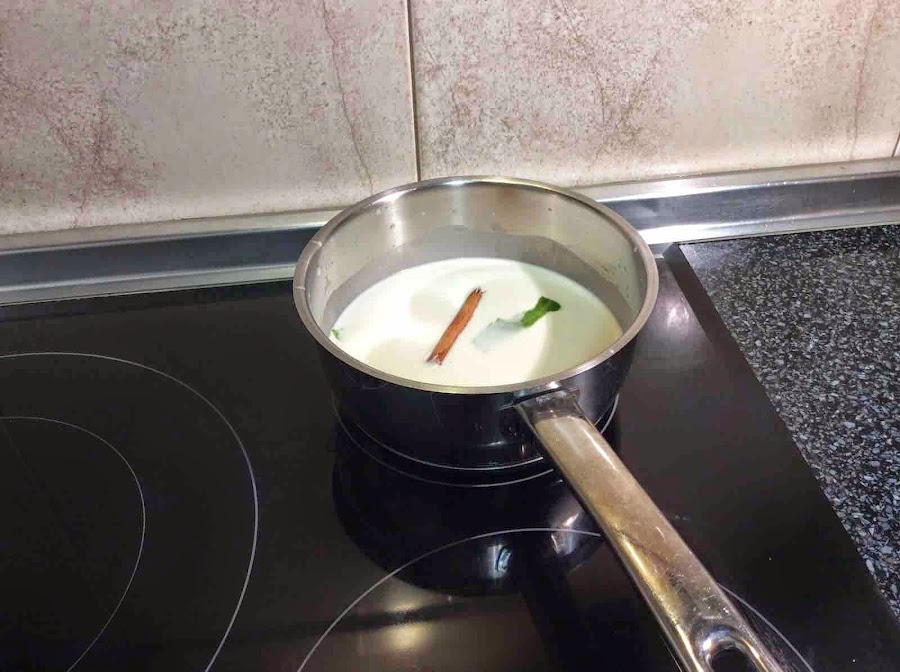 Ebullición de azúcar, leche, nata (crema de leche) liquida, canela y piel de limón