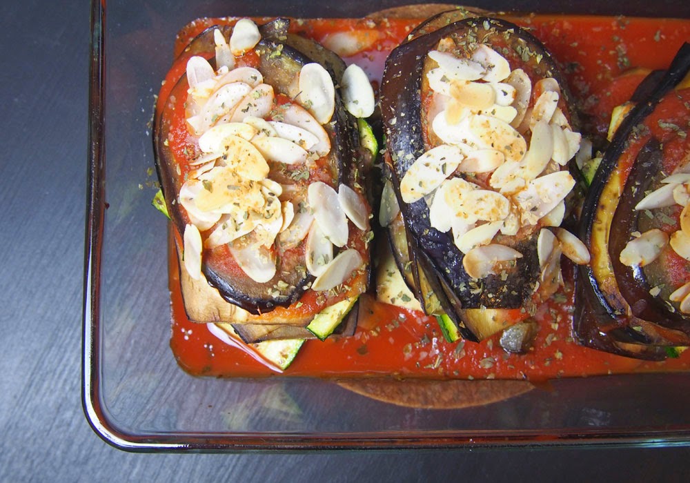 Mangerella: Vegane Auberginen-Zucchini-Lasagne mit Mandeltopping