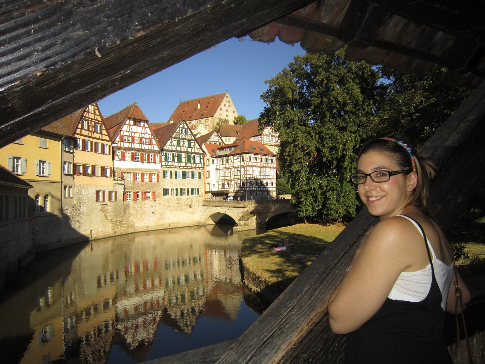 Vista del río de Schwäbisch Hall desde el puente de madera Vista del río de Schwäbisch Hall desde el puente de madera