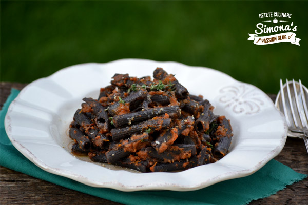 Paste de fasole neagra cu sos de rosii galbene