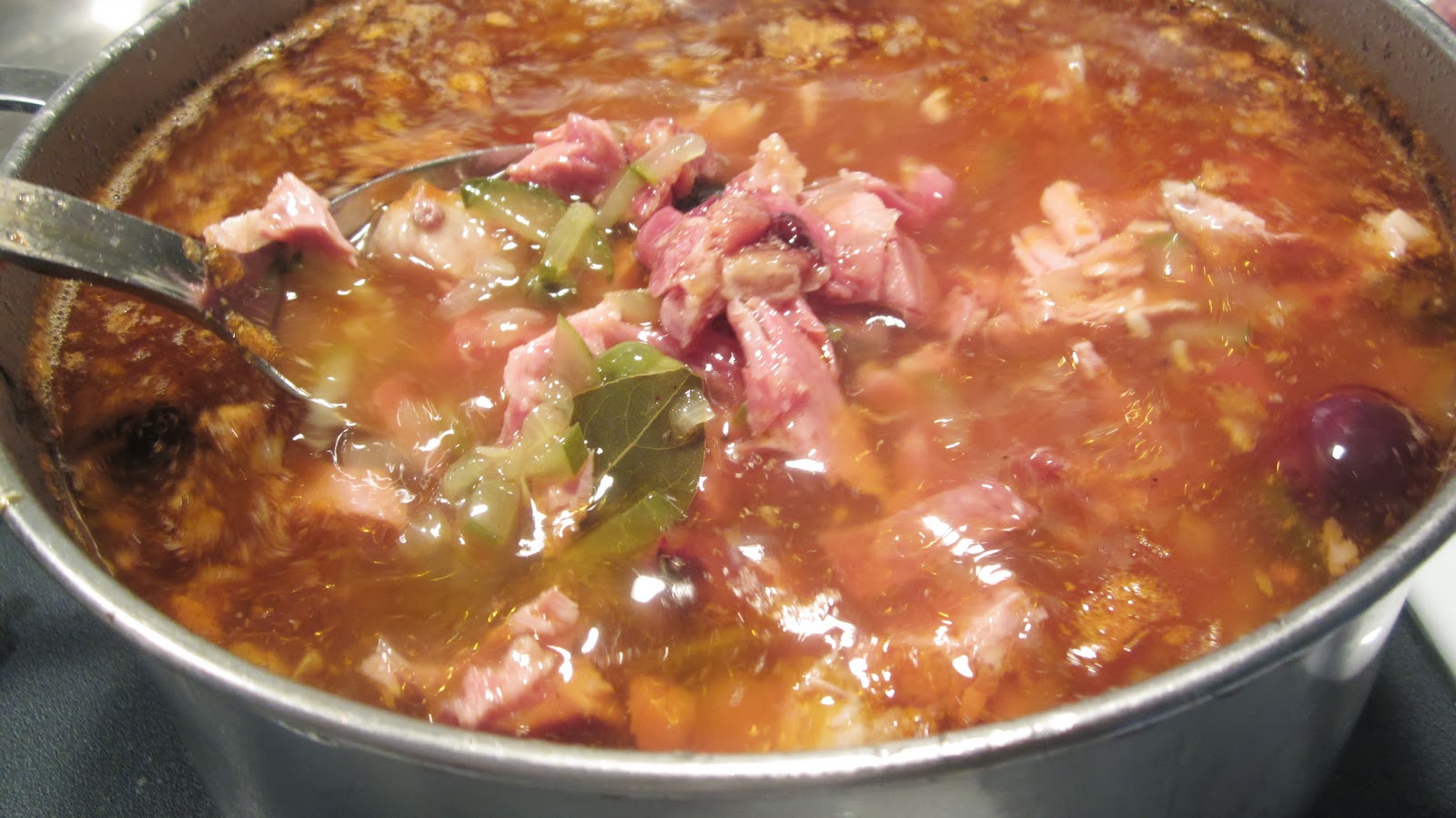 Солянка мясная в кастрюле фото