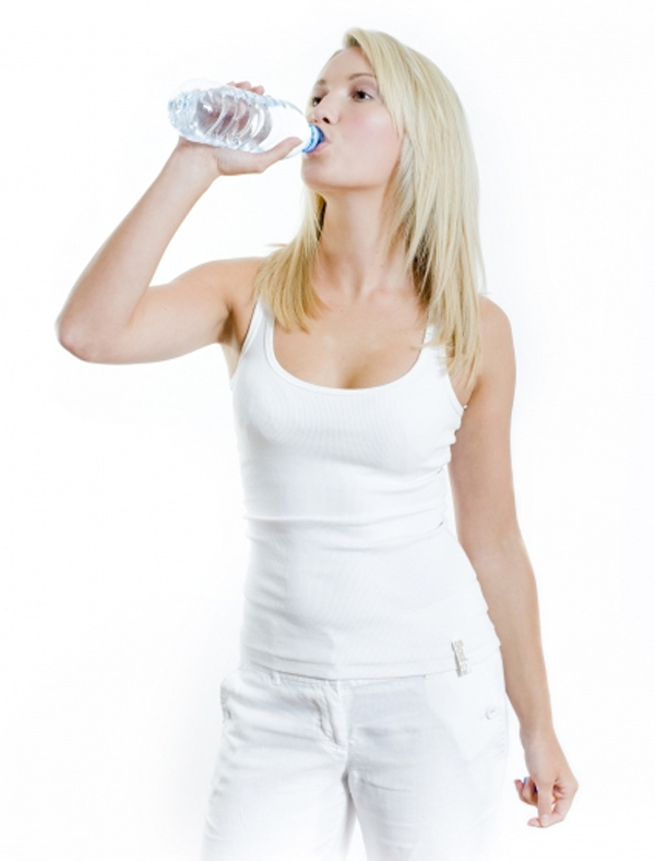 Можно пить воду стоя. Девушка пьет воду. Блондинка пьет воду. Красивая женщина пьет воду. Девушка пьет из стакана.