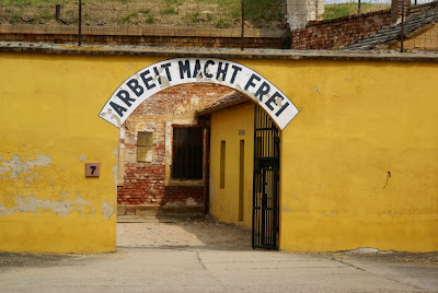 הכתובת הנודעת לשימצה, העבודה משחררת בכניסה למחנה הריכוז