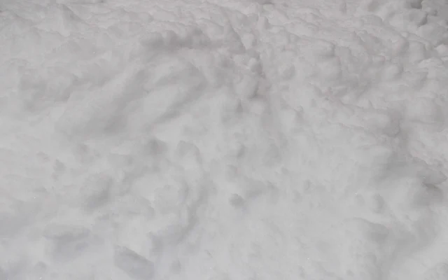 Winter achtergrond met een pak verse sneeuw