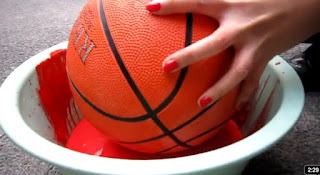Pintando con una pelota, por Red Hong Yi Pintando con una pelota de basket