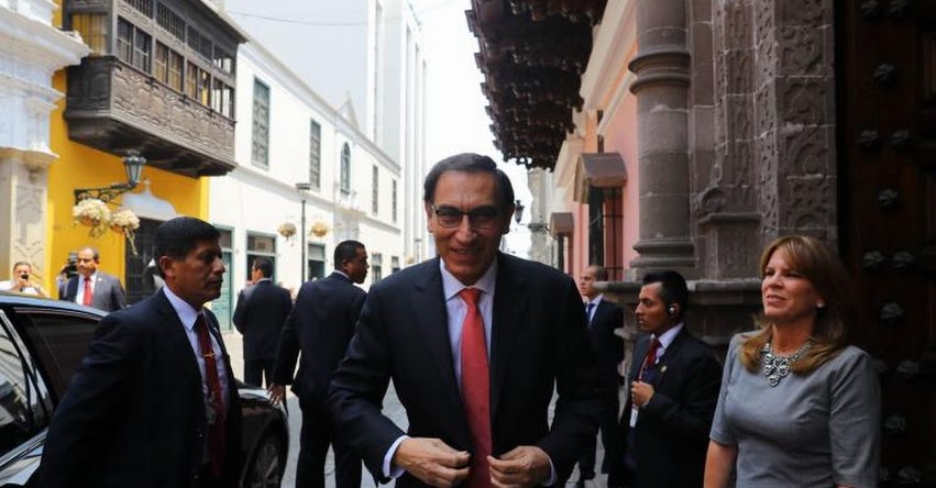 Martín Vizcarra es condecorado poco antes de asumir la Presidencia de la República Martín Vizcarra es condecorado poco antes de asumir la Presidencia de la República